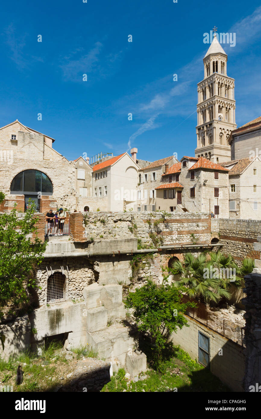 Split, la costa dálmata de Croacia - El Palacio de Diocletian, antiguo centro de la ciudad amurallada. El campanile de la catedral. Foto de stock