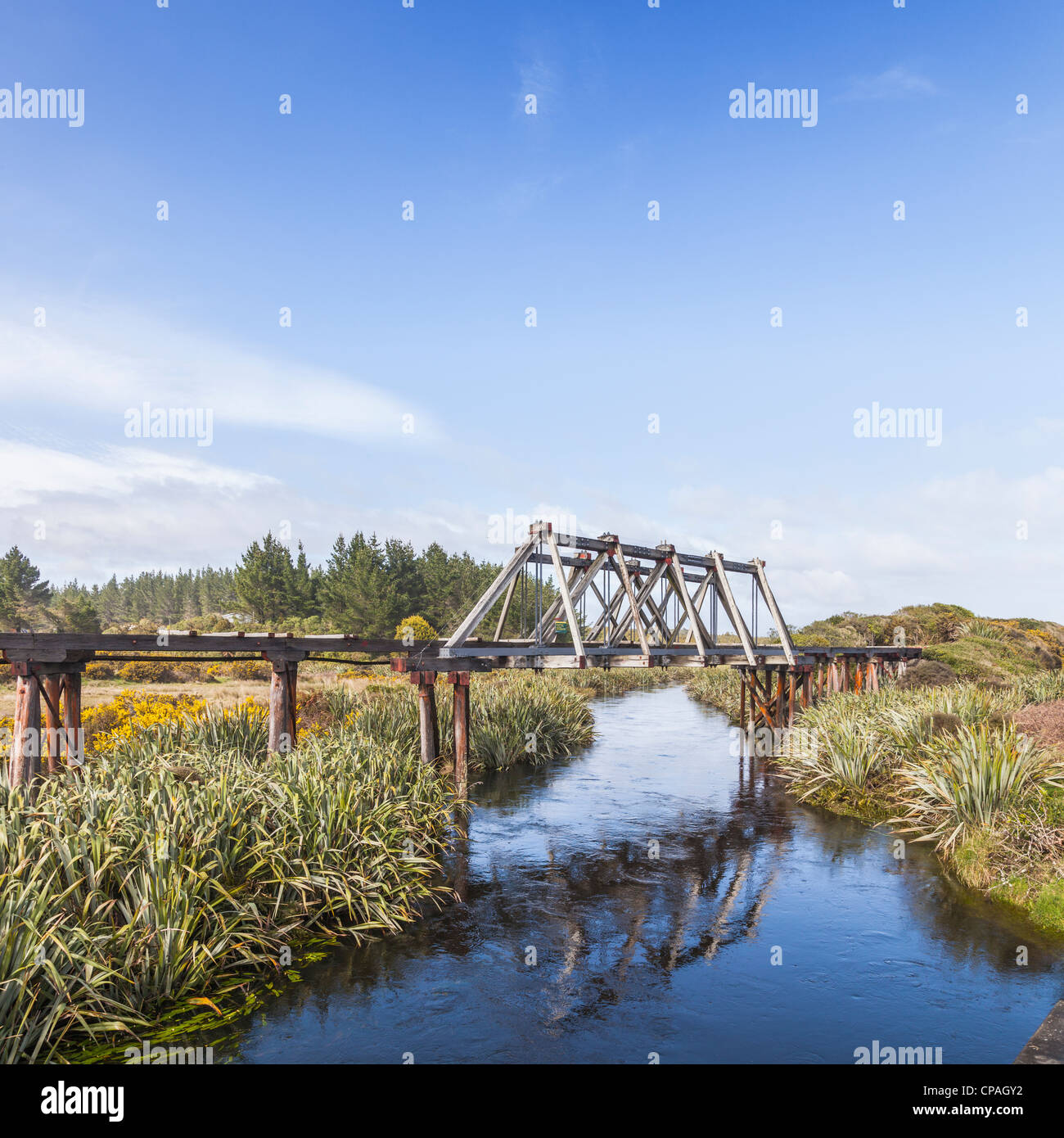 Antiguo puente de ferrocarril más cerca Hokitka Mahinapua Creek, en la región de la costa oeste de Nueva Zelanda. Foto de stock