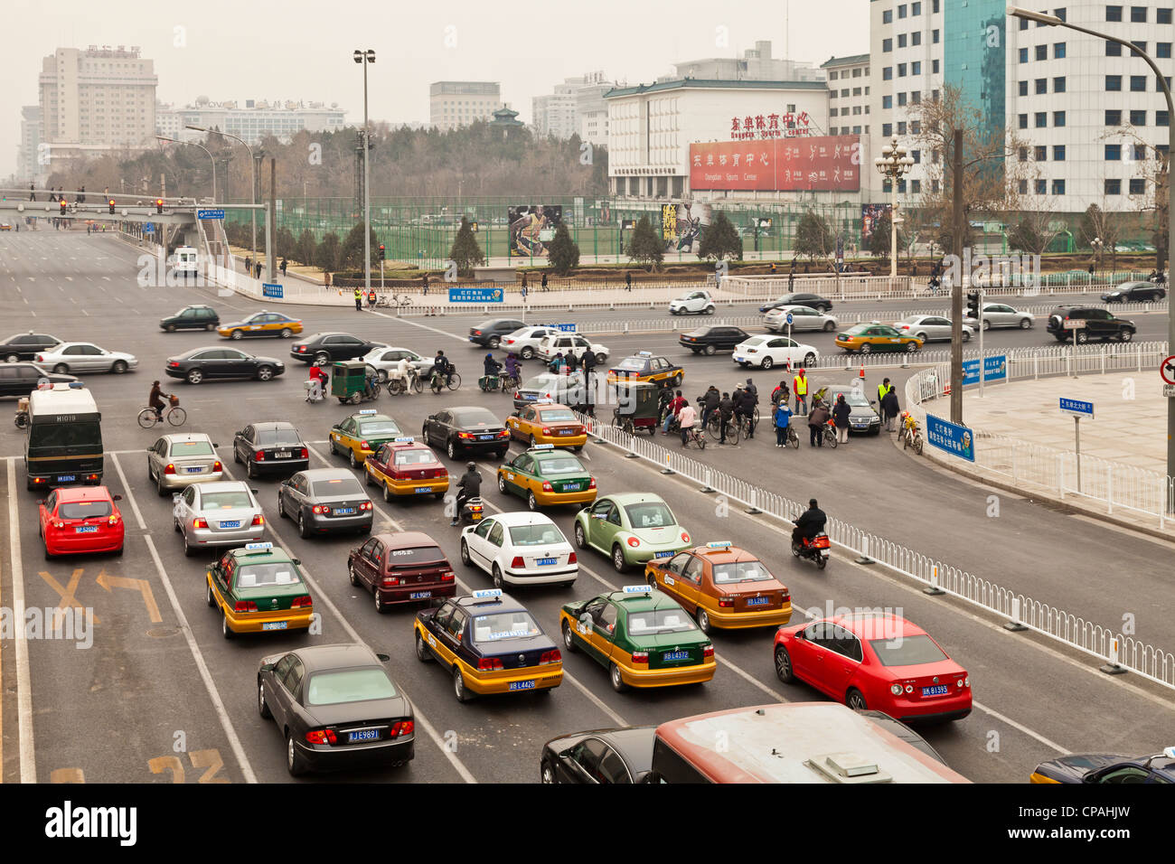 La hora punta de la mañana en Beijing, China, con los coches, las bicicletas y la contaminación por la cual la ciudad es infame Foto de stock