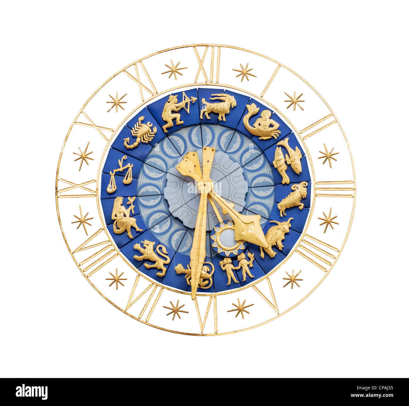 Reloj medieval con números romanos dorados y los signos del Zodíaco aislado sobre fondo blanco, el Altes Rathaus, Baviera, Munich Foto de stock