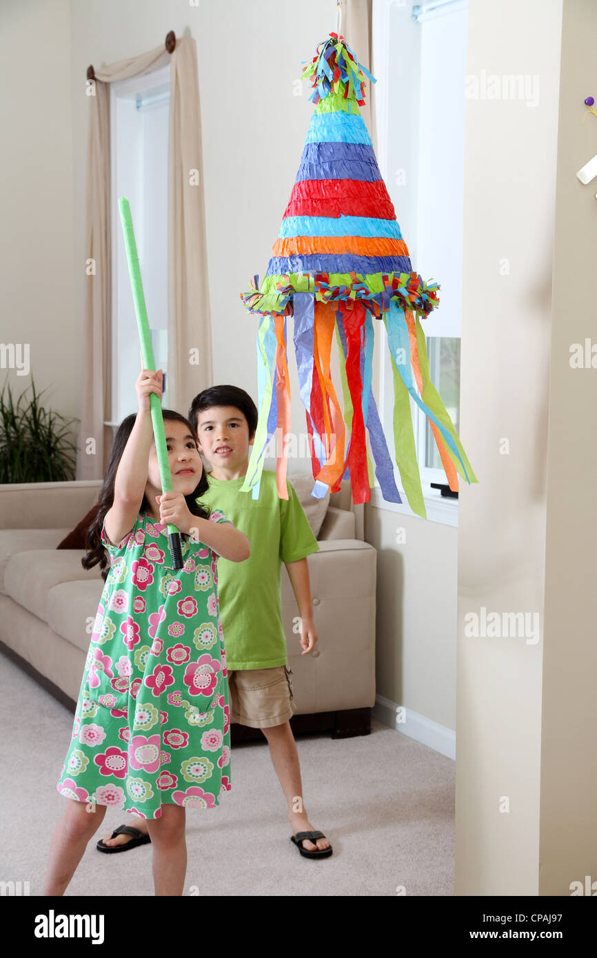 Los niños golpear una piñata en fiesta de cumpleaños Fotografía de