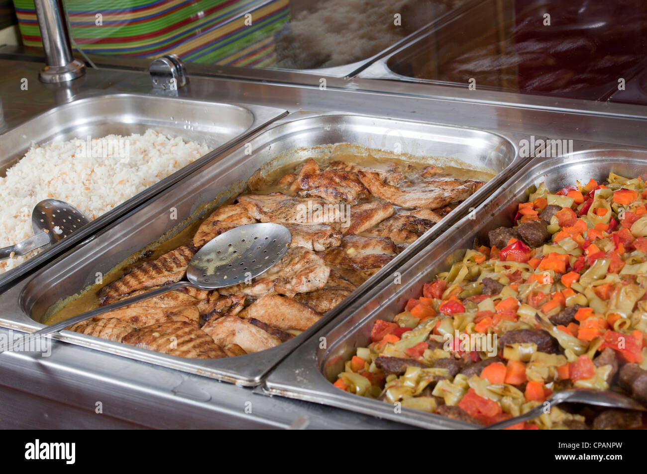 Bandejas calientes con alimentos cocinados de cerca en el comedor  Fotografía de stock - Alamy