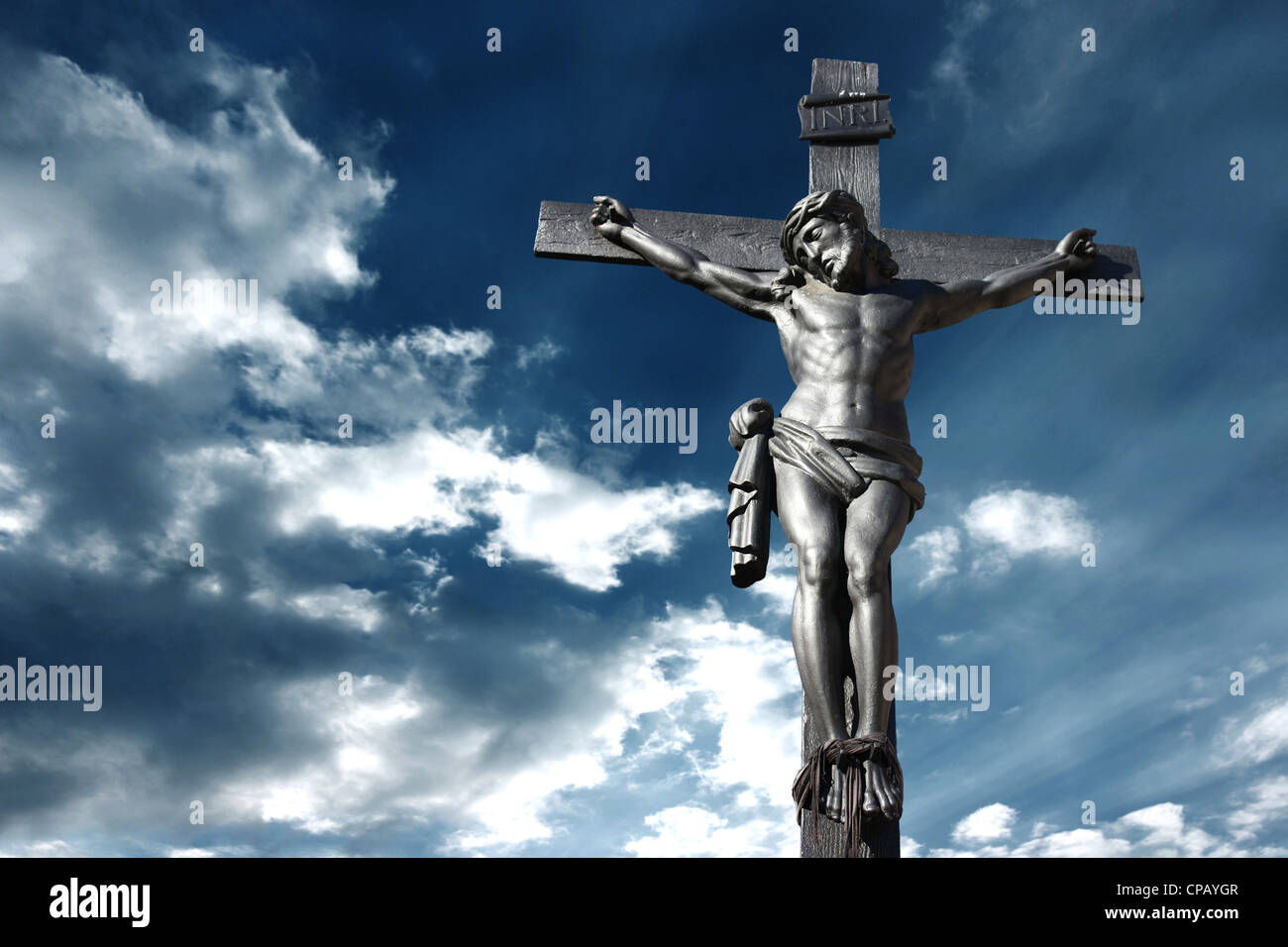 Ilustración de la crucifixión de Jesucristo con un cielo tormentoso recordando la ira de Dios Foto de stock