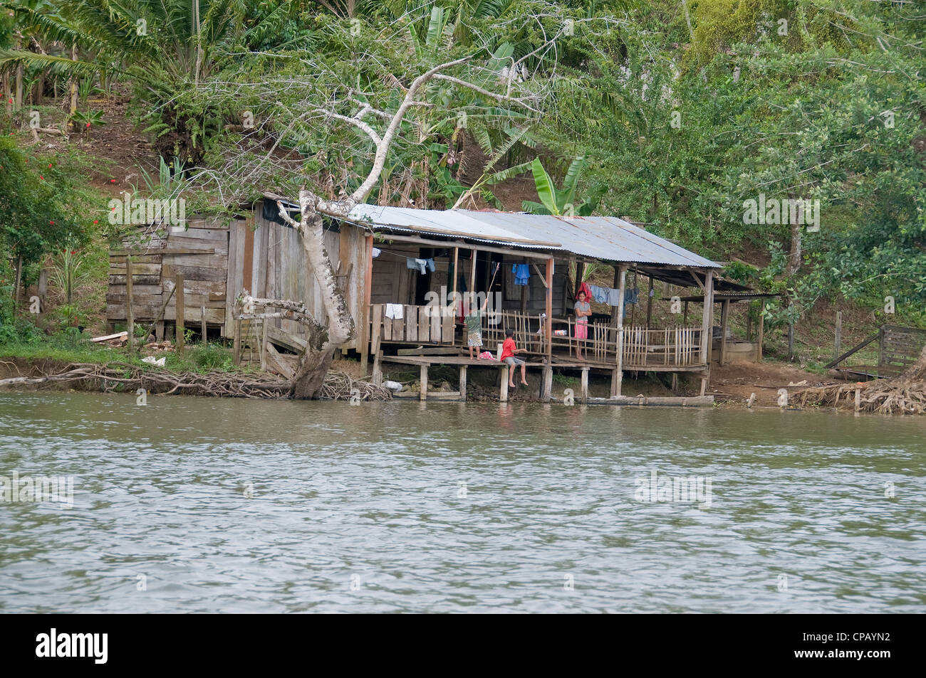 Los residentes nativos viven en casas a lo largo de la orilla del río San  Juan por debajo del Lago de Nicaragua Fotografía de stock - Alamy
