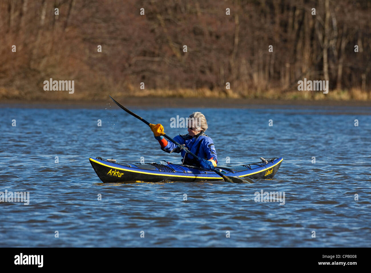 Kayakista kayak en kayak en el lago en la primavera, Alemania Foto de stock