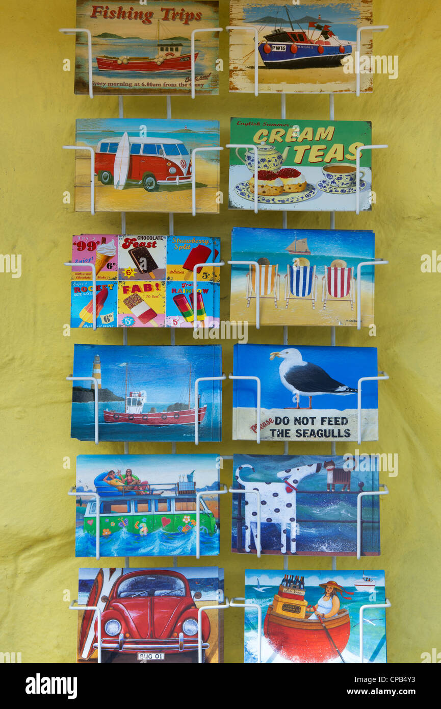 Postales de vacaciones británico en un stand. Cornwall. Inglaterra Foto de stock