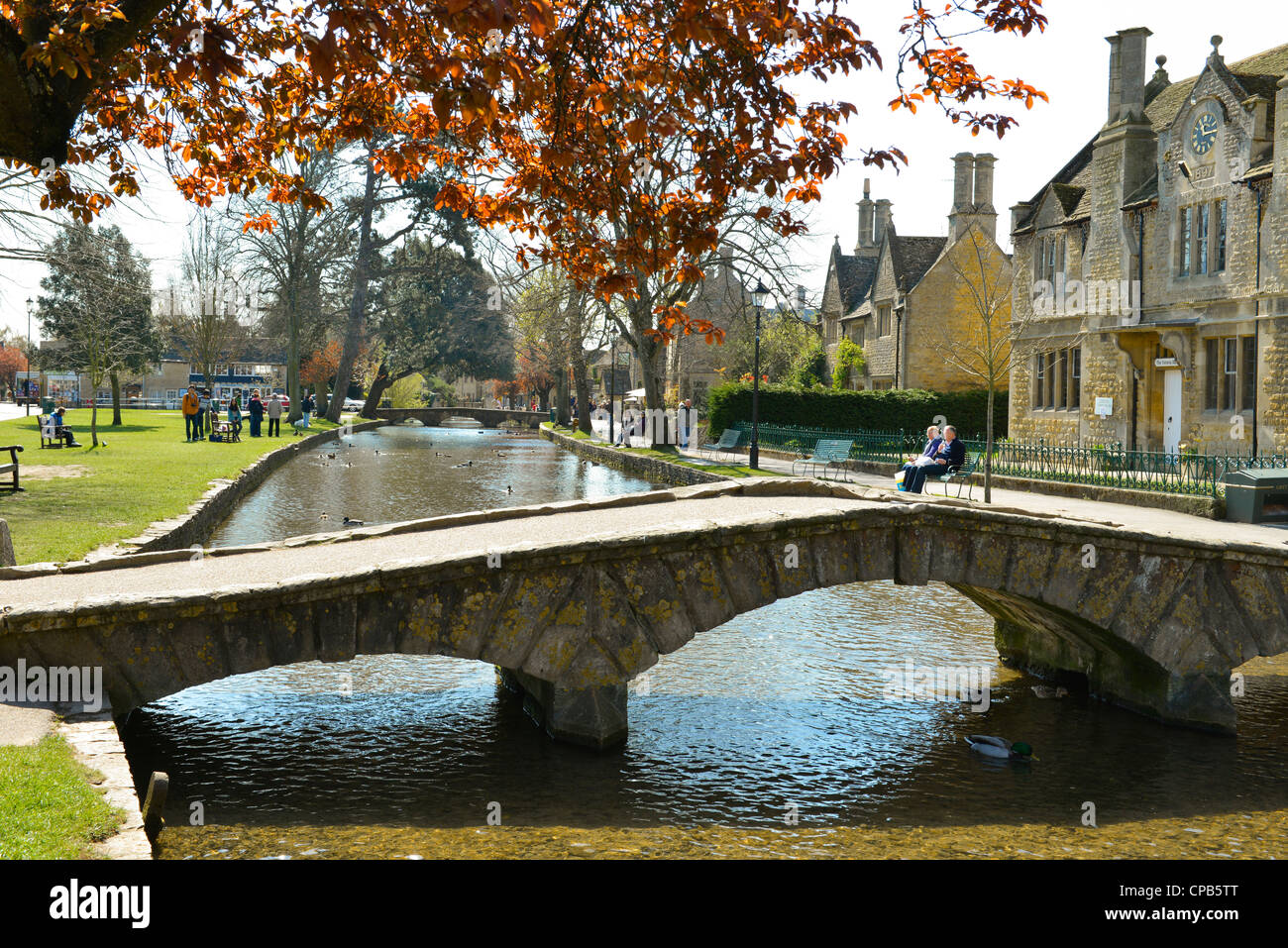 El pueblo de Bourton-on-the-agua, Gloucestershire, Inglaterra. Río Windrush. Foto de stock