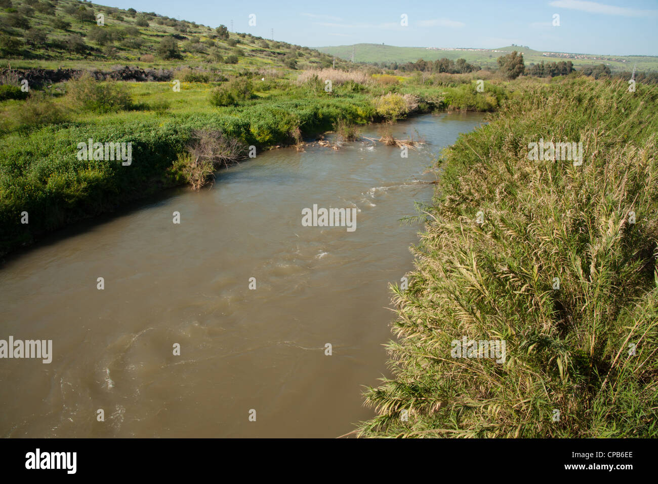 Las turbias aguas marrones del río Jordán fluyen hacia el mar de Galilea,  en el norte de Israel Fotografía de stock - Alamy
