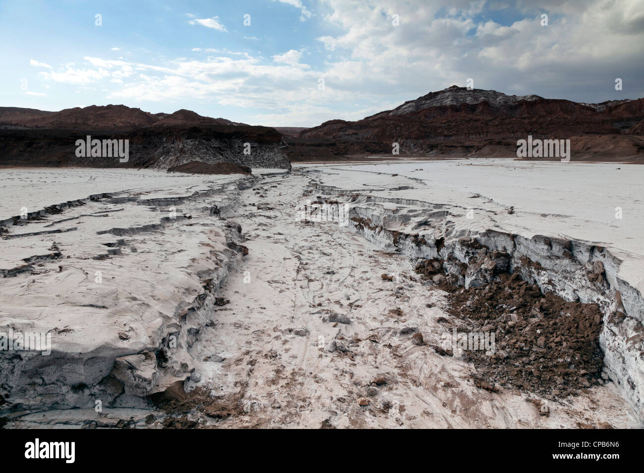 Río de sal blanca, cerca del Valle de la Luna, San Pedro de Atacama, Chile Foto de stock