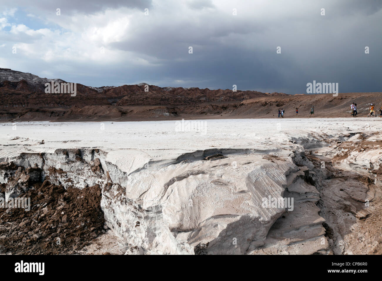 Río de sal blanca, cerca del Valle de la Luna, San Pedro de Atacama, Chile Foto de stock
