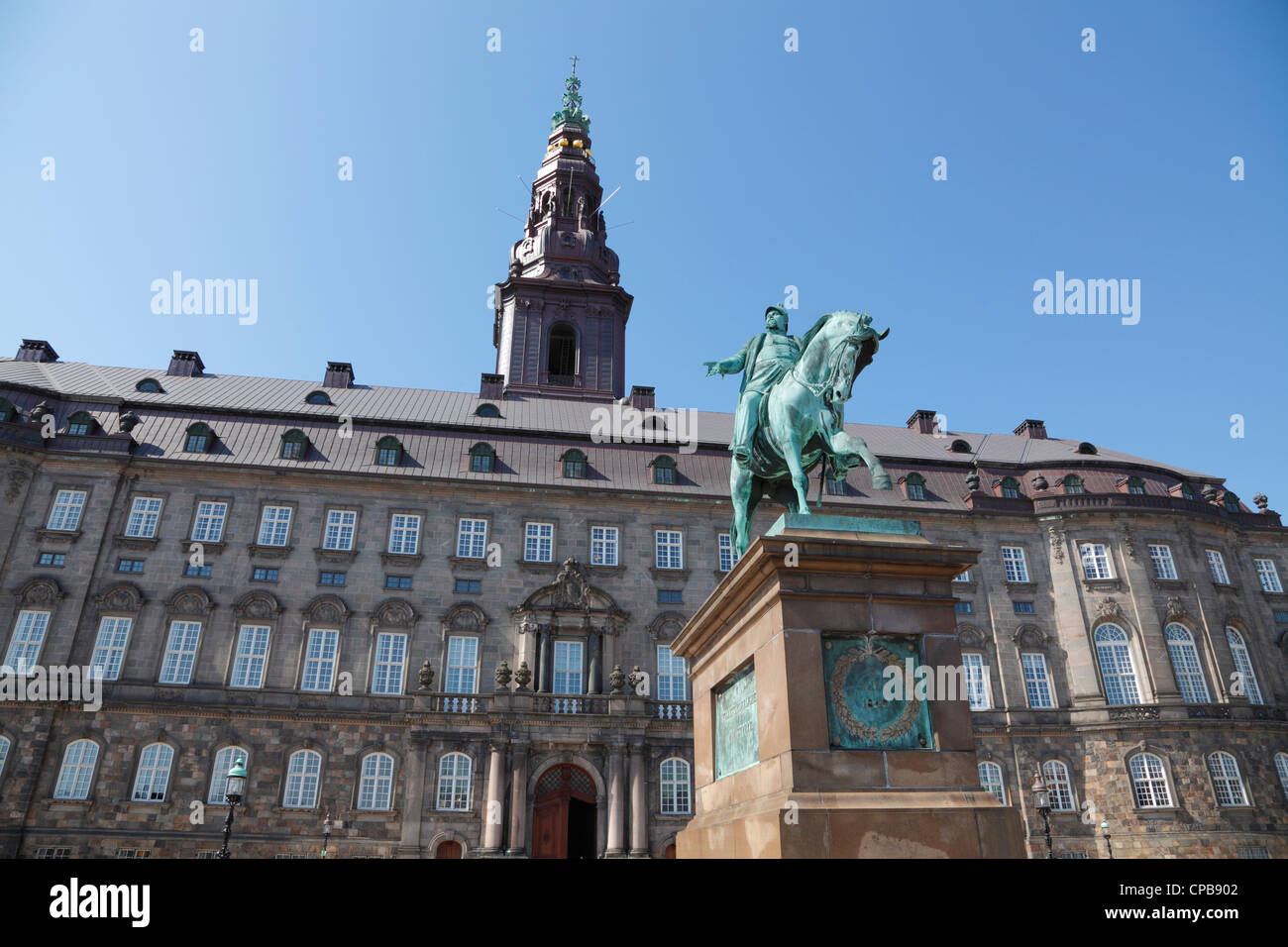 El castillo y la plaza del Castillo Christiansborg con la estatua ecuestre. El edificio del parlamento danés en Copenhague, Dinamarca Foto de stock