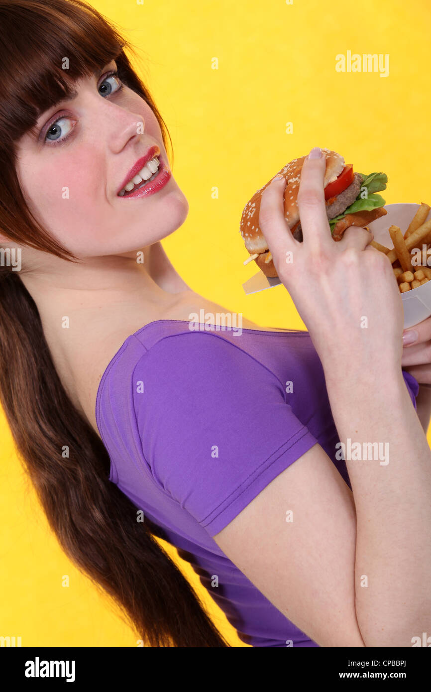 Imagen oblicua de chica con burger Foto de stock