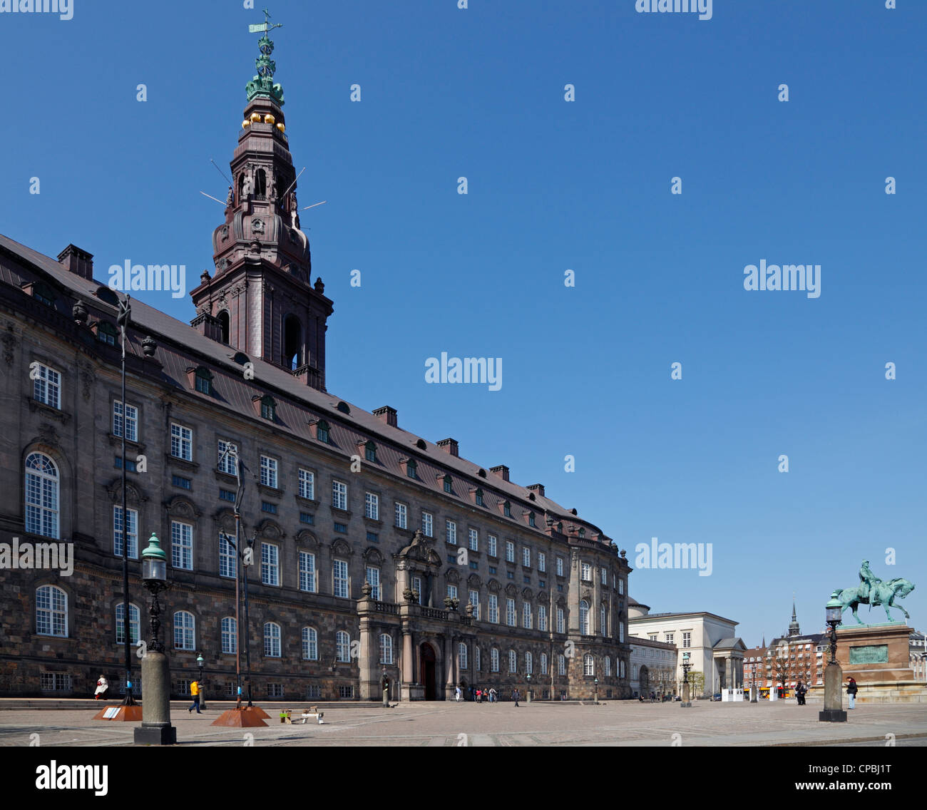 El palacio y la plaza de Christiansborg Palace con la estatua ecuestre. El edificio del parlamento danés en Copenhague, Dinamarca Foto de stock