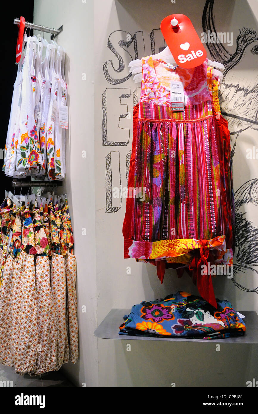 En el interior de una tienda de ropa desigual en Barcelona, España  Fotografía de stock - Alamy