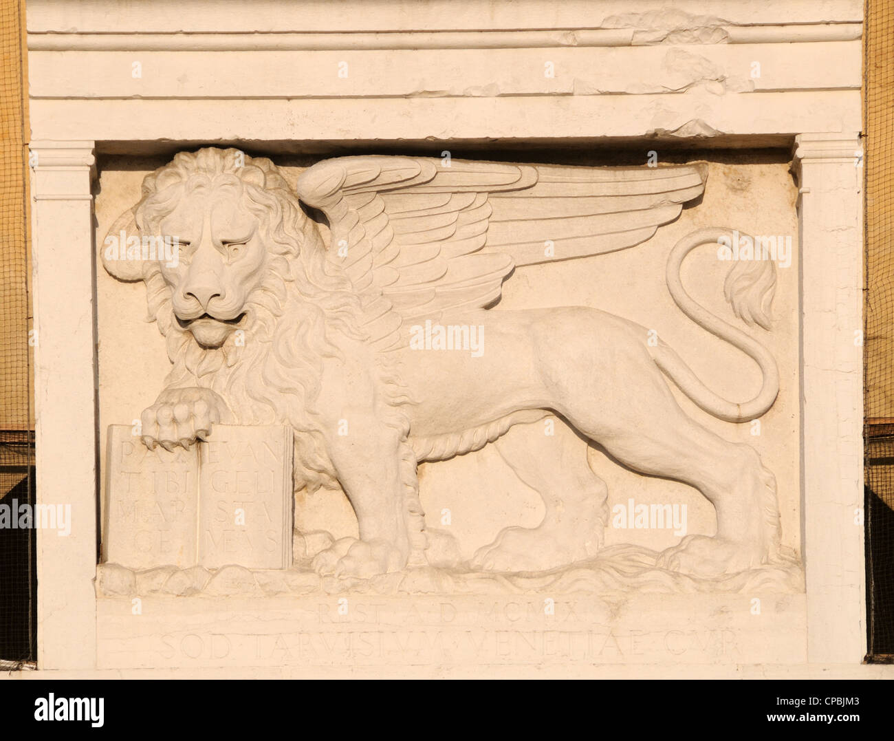 El león alado de San Marcos - El emblema de la República de Venecia - a través de la Porta Santi Quaranta en Treviso, Veneto, Italia Foto de stock