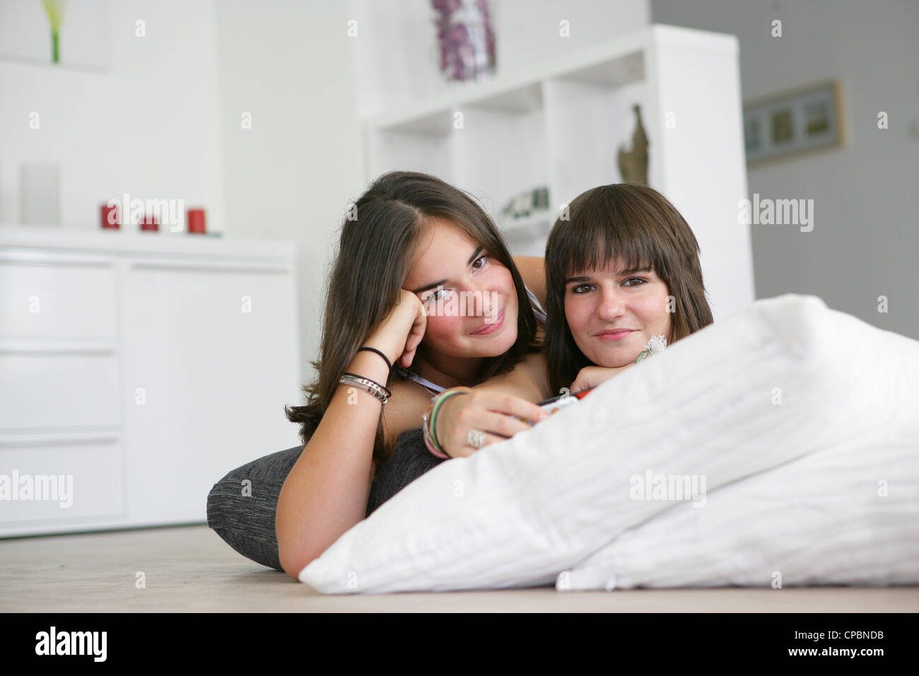 Los adolescentes apoyados sobre cojines Foto de stock
