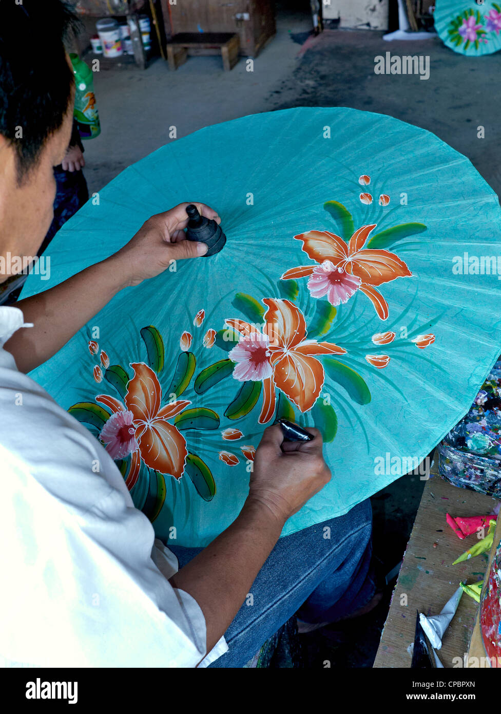 Paraguas de pintura a mano en la fábrica de paraguas de Bo famosa por su colorido paraguas. Industria de Tailandia, Chiang Mai, Tailandia, S. E. Asia Fotografía de stock - Alamy
