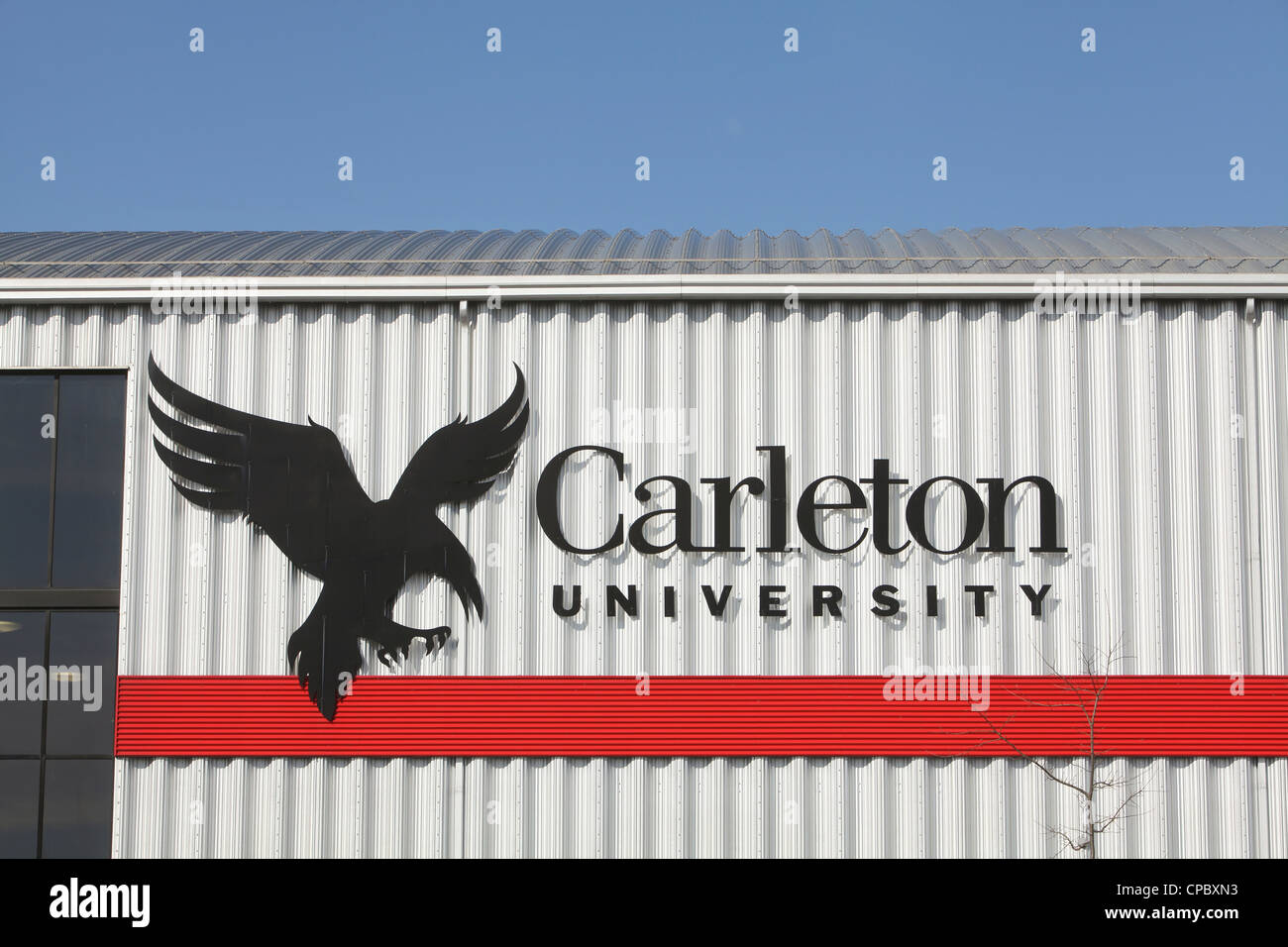 La Universidad Carleton fieldhouse y el logotipo de los Cuervos se muestren en Ottawa Foto de stock