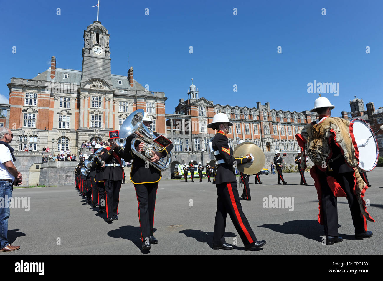 Banda de los Royal Marines en el Britannia Royal Naval College Dartmouth UK durante el Festival de Música de Dart Foto de stock