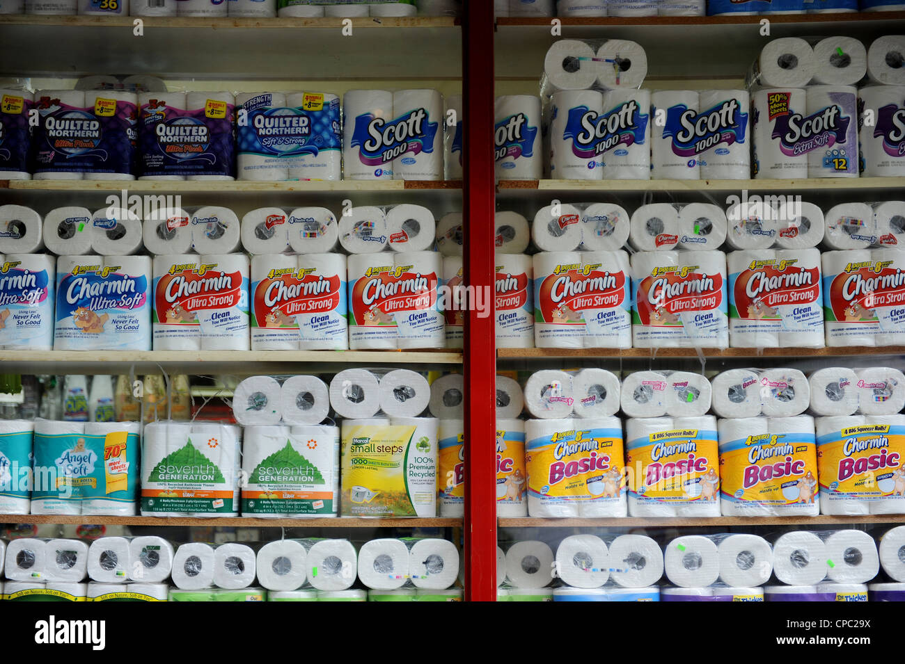 Las diferentes marcas de papel higiénico para la venta en una tienda en  Nueva York Fotografía de stock - Alamy