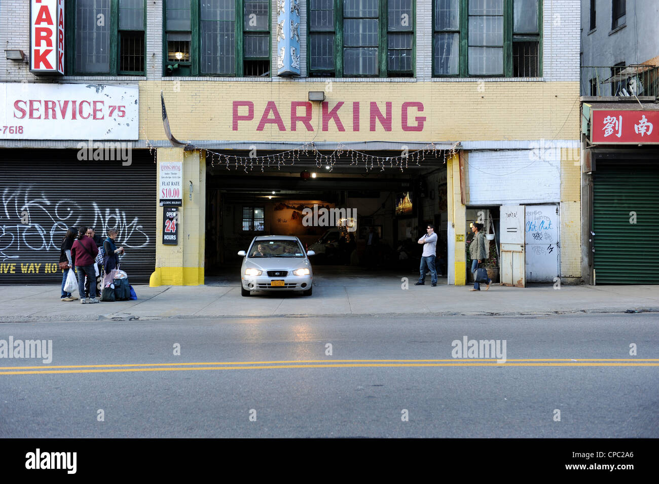 Coche saliendo de un aparcamiento, Nueva York Foto de stock