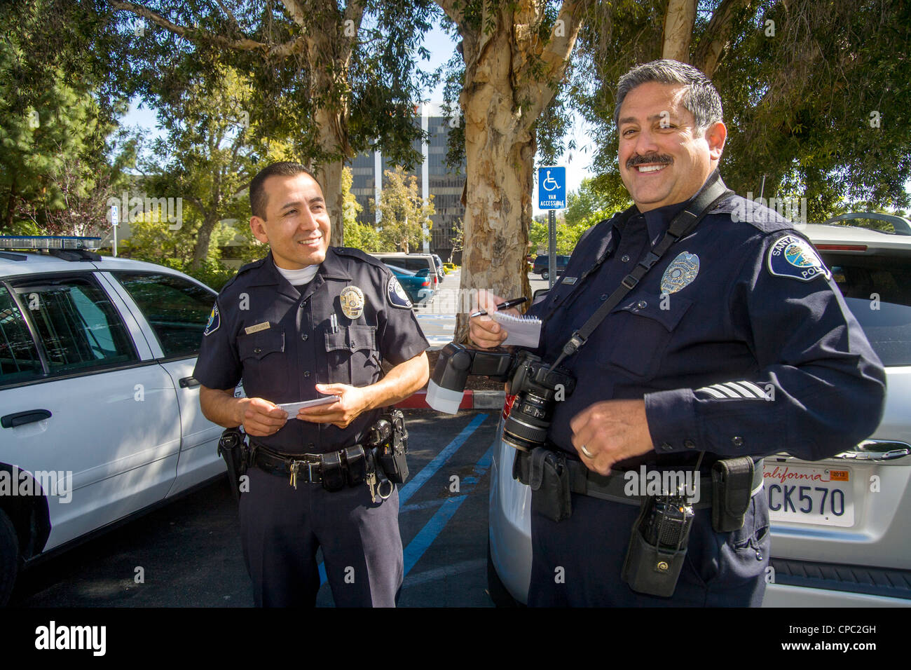 Dos Hispanas Santa Ana Ca Oficiales De Policía Se Reúnan