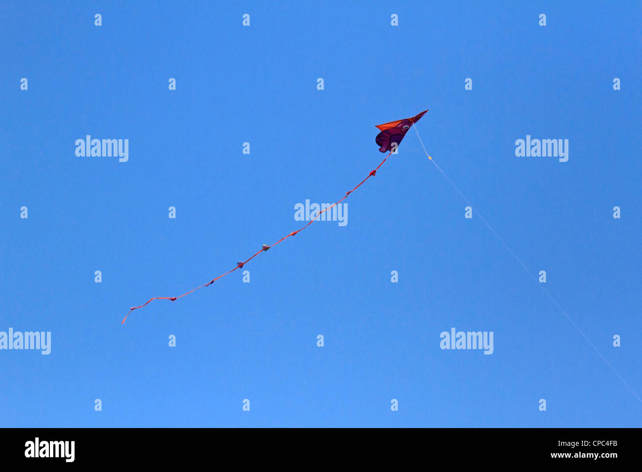 Volar cometas contra un claro, azul cielo despejado. Foto de stock