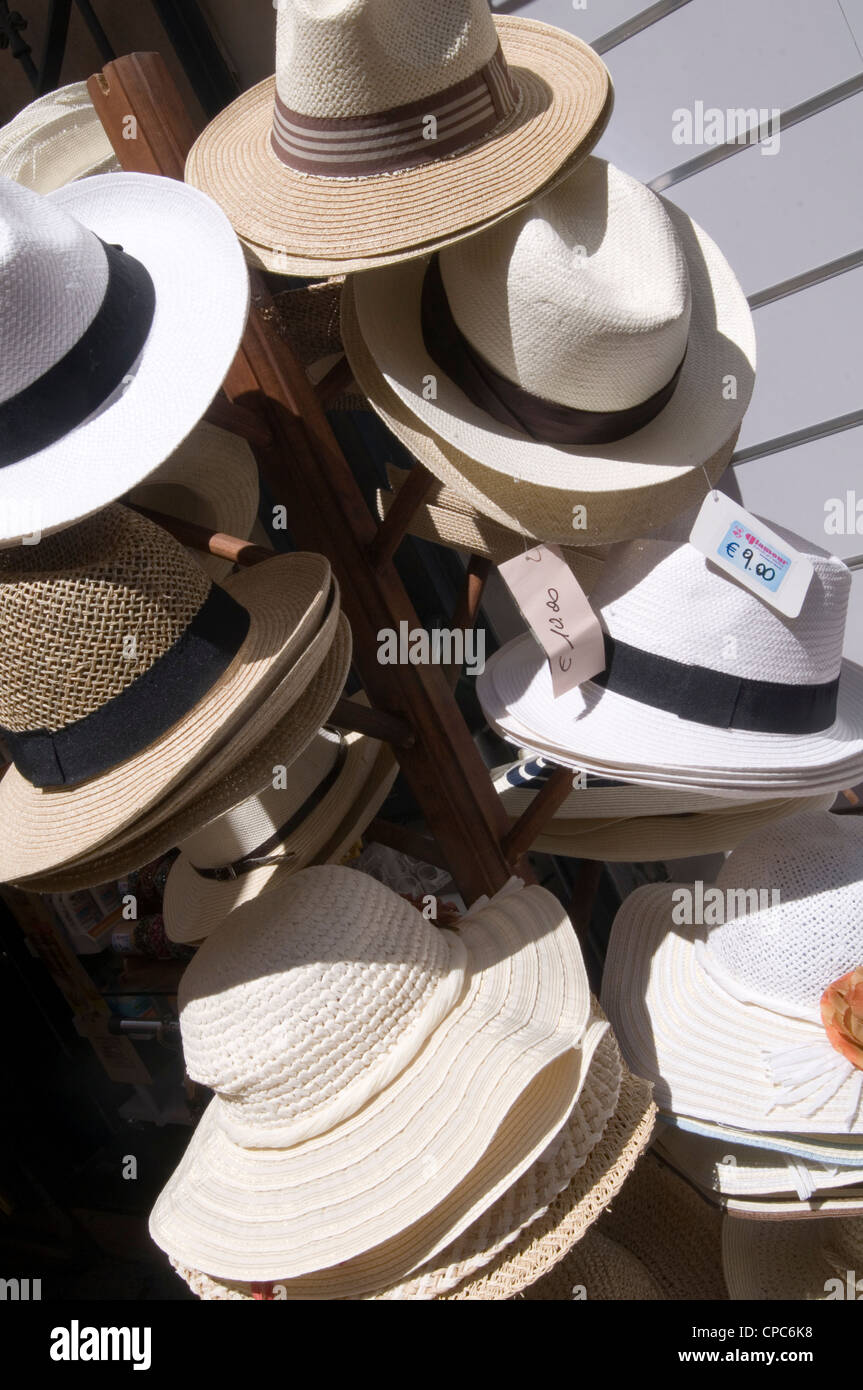 Sombreros sombrero sombrero de sun stand hatstands hatstand gorros para el  sol Protección solar de ala ancha rebosado Fotografía de stock - Alamy