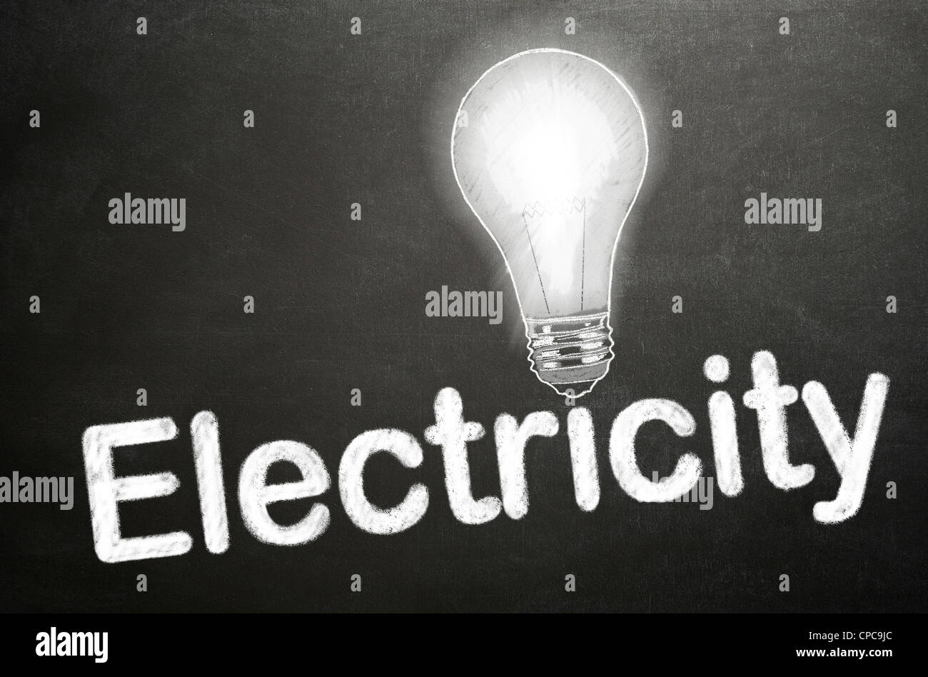 La palabra electricidad y una lámpara dibujado en una pizarra de tiza blanca - concepto Foto de stock