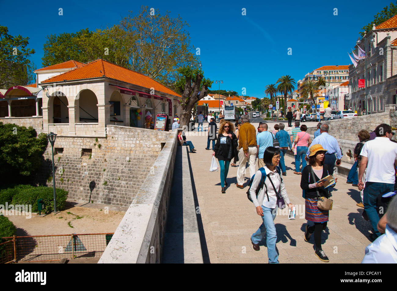 La gente caminando a través de la Puerta Pile Grad fuera del casco antiguo de la ciudad de Dubrovnik Dalmacia Croacia Europa Foto de stock