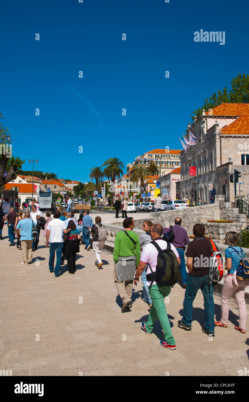 La gente caminando a través de la Puerta Pile Grad fuera del casco antiguo de la ciudad de Dubrovnik Dalmacia Croacia Europa Foto de stock