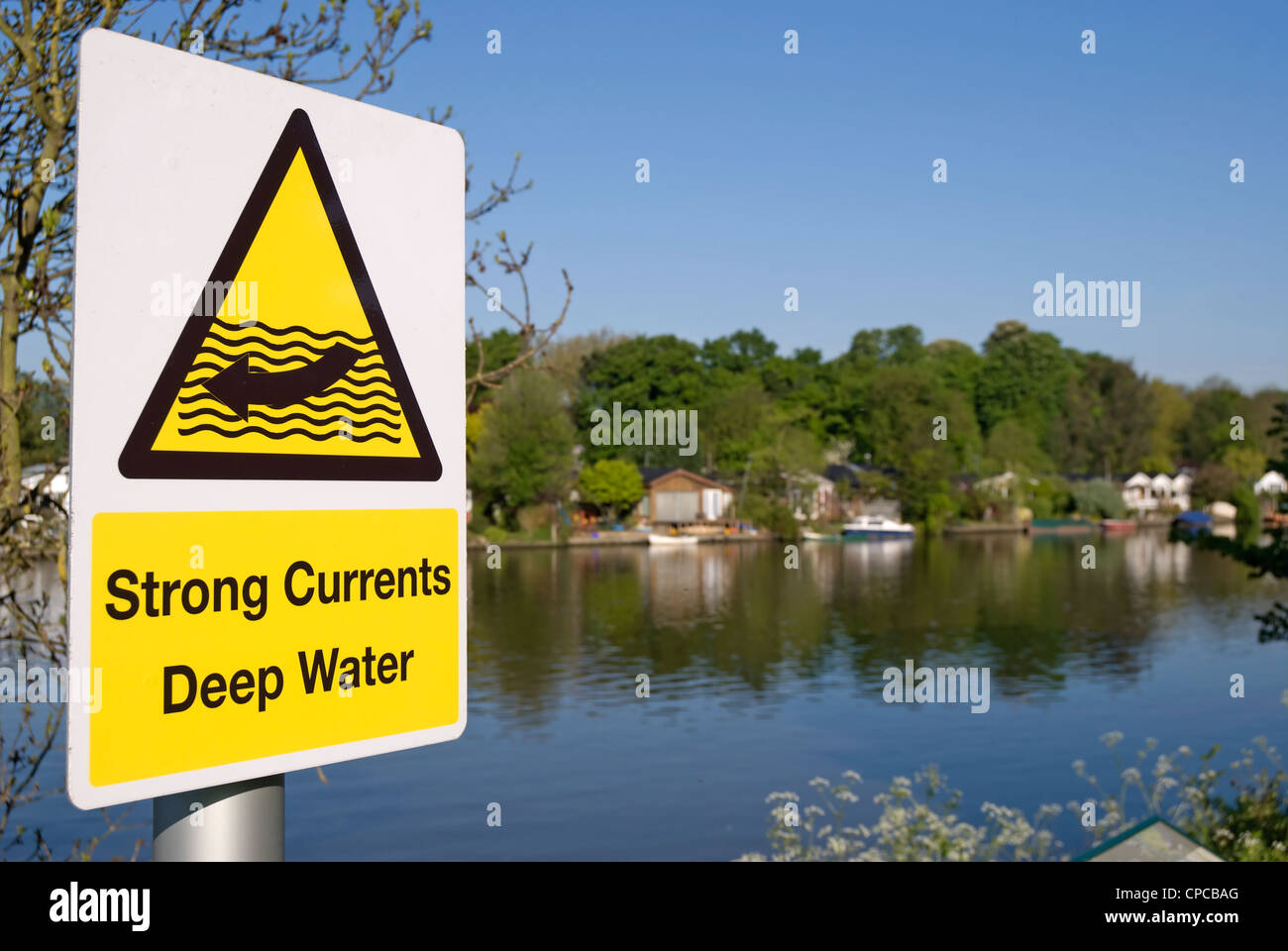 Las fuertes corrientes de agua profunda señal de advertencia por el río Támesis en jamón, Surrey, Inglaterra Foto de stock