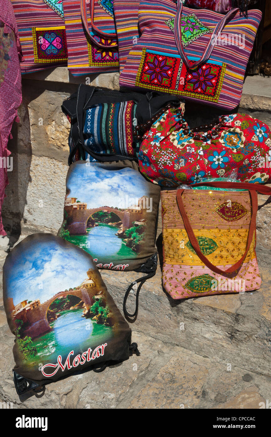 Bolsas de regalos para la venta Stari Grad el casco antiguo de la ciudad de Mostar en Bosnia y Herzegovina Europa Foto de stock