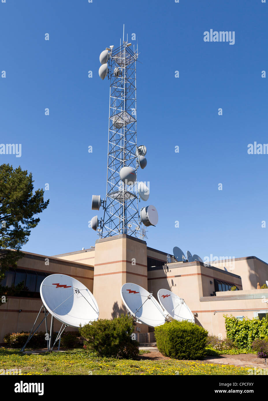 La estación de TV antenas parabólicas Foto de stock