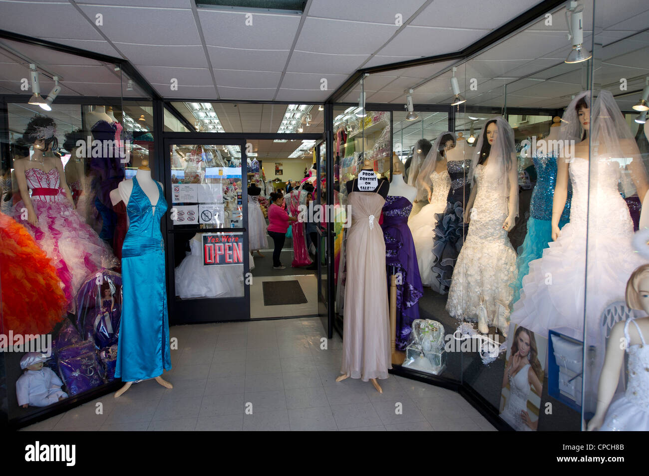 convergencia calibre vacante Vestidos de novia tienda en Broadway en el centro de Los Ángeles Fotografía  de stock - Alamy