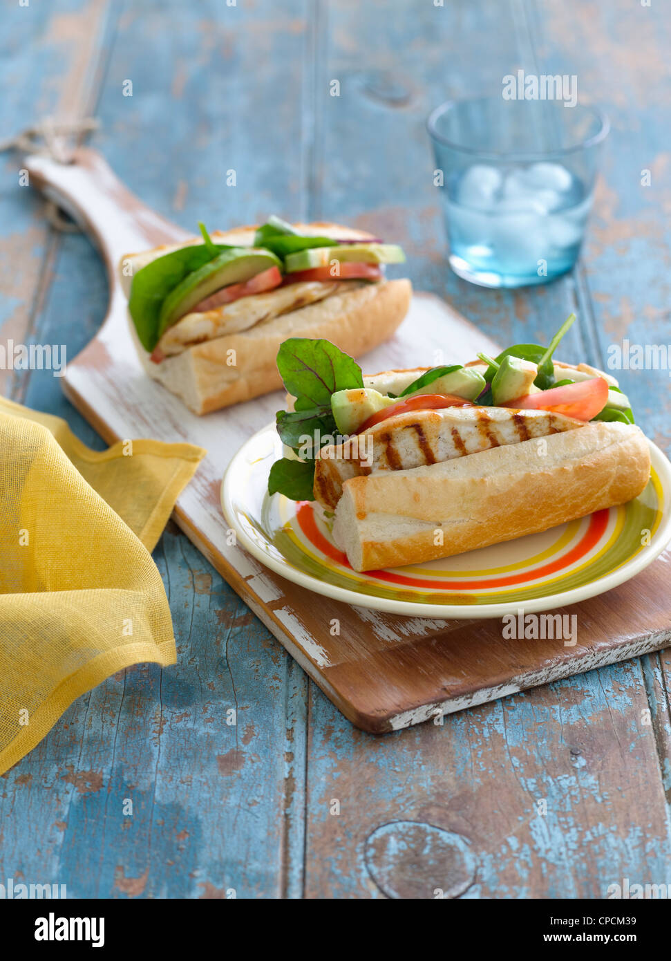 Plato de Chicken Sandwich con lechuga Foto de stock