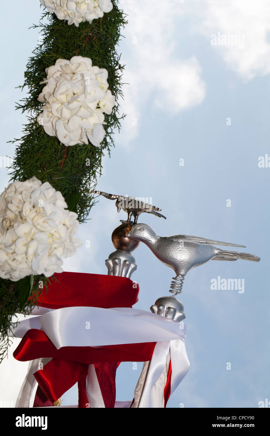 Detalle de accesorios y blanco / gris paloma usado en el Espíritu Santo (Espíritu Santo) Azores festividades. Foto de stock