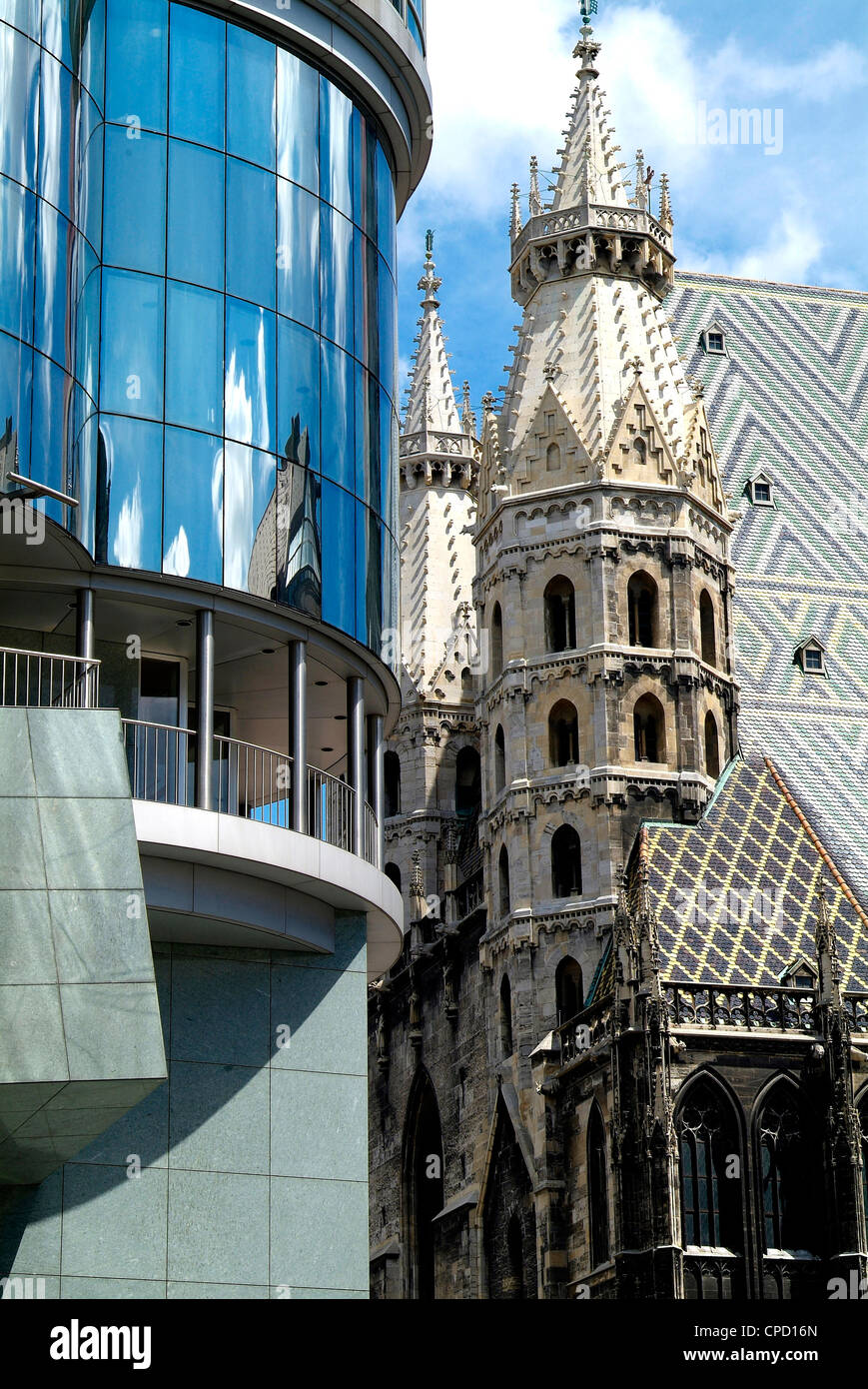 Haas Haus y Stephansdom, en Viena, Austria, Europa Foto de stock