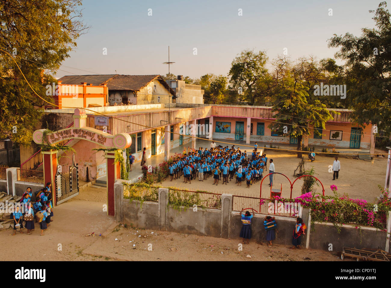 Primera escuela local en la aldea rural, Saijpur Ras, Gujarat, India, Asia Foto de stock