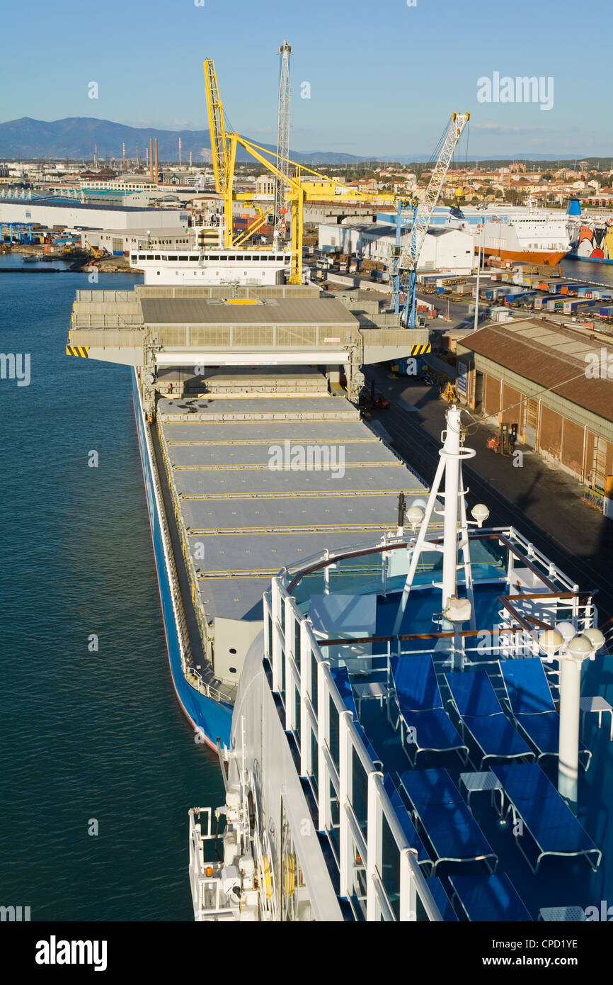 Buque de carga en el puerto de Livorno, Toscana, Italia, Europa Fotografía  de stock - Alamy