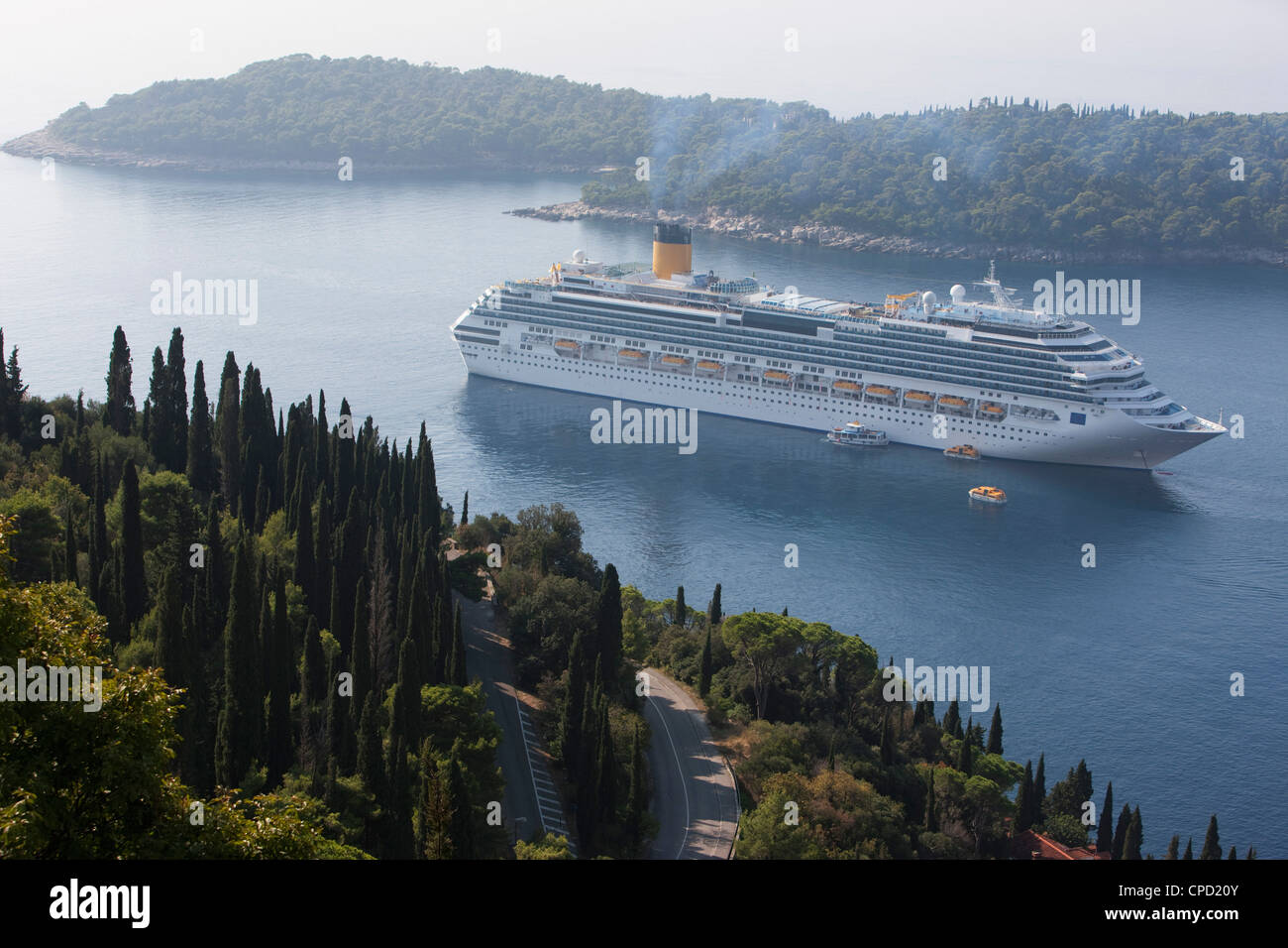 Crucero amarrados cerca Lokrum Island, cerca de Dubrovnik, Dalmacia, Croacia, Europa Foto de stock