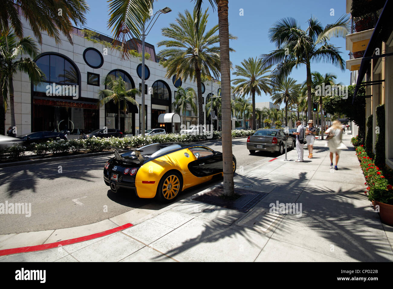 Coche de lujo estacionados en Rodeo Drive, Beverly Hills, Los Ángeles, California, Estados Unidos de América, América del Norte Foto de stock