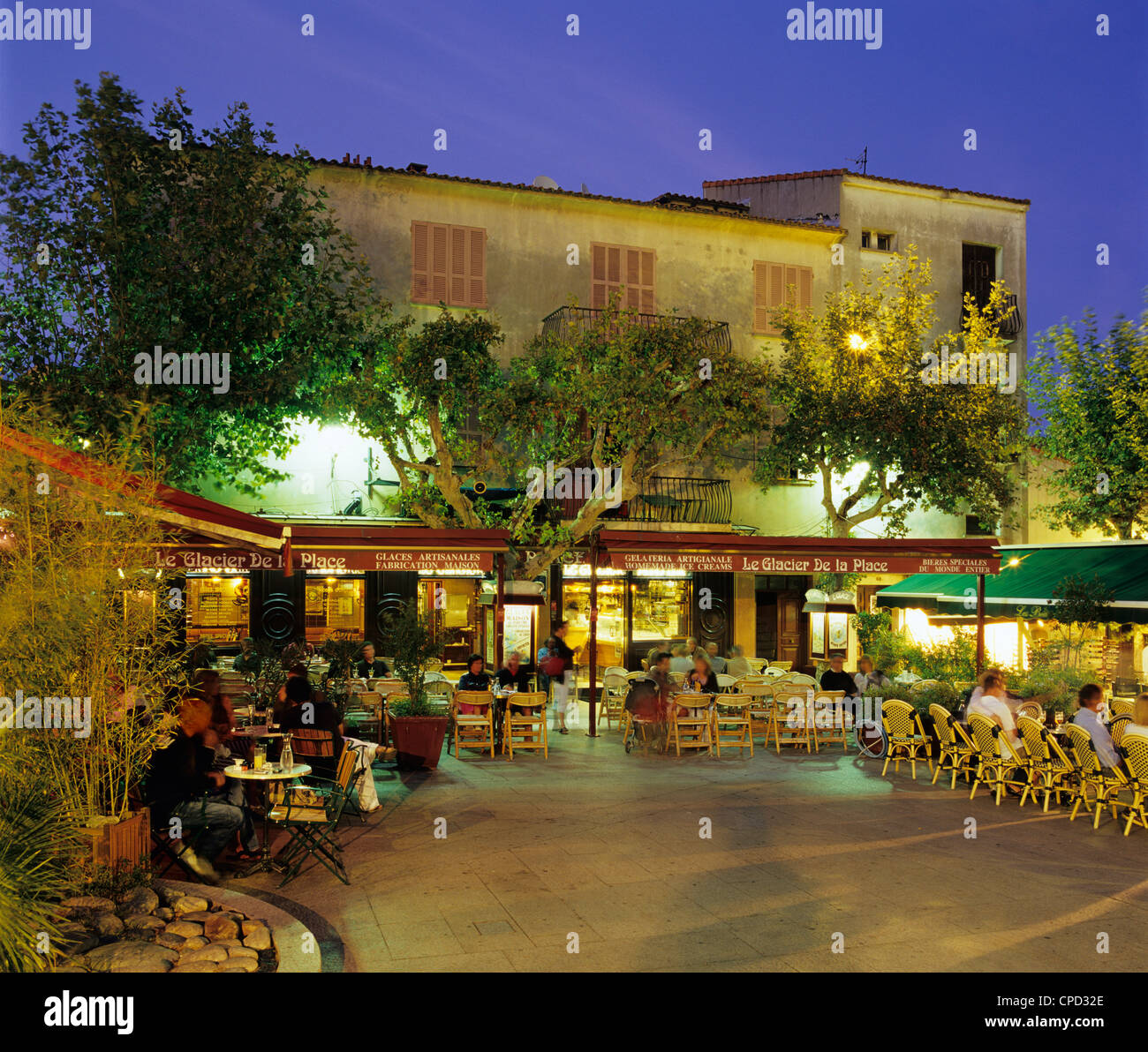 Cafes En La Plaza Principal De La Ciudad Vieja Porto Vecchio Corcega Francia Europa Fotografia De Stock Alamy