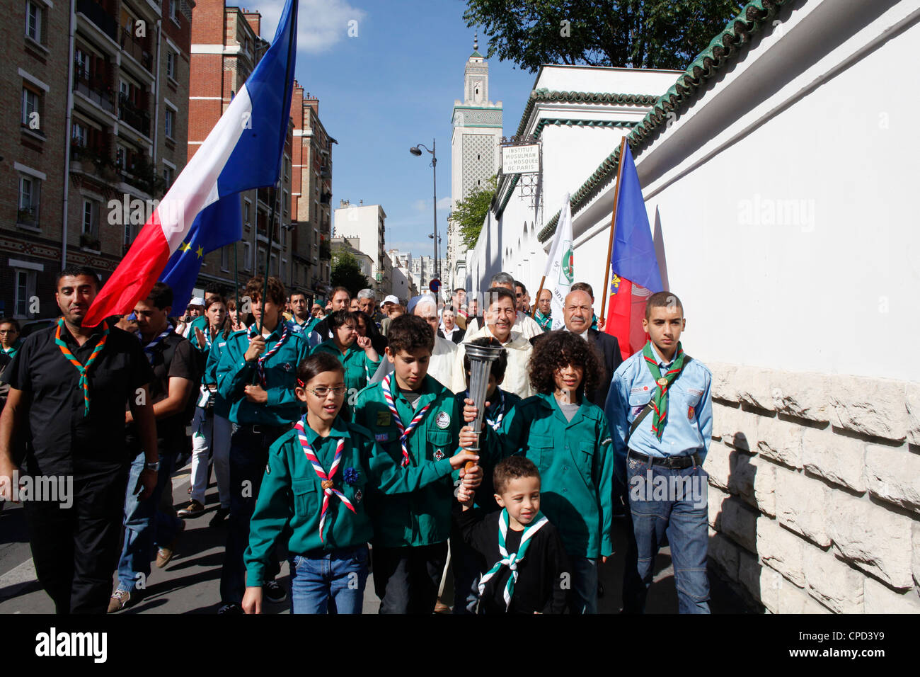 Muslim Scouts llevando una antorcha fuera de la Gran Mezquita de París, París, Francia, Europa Foto de stock