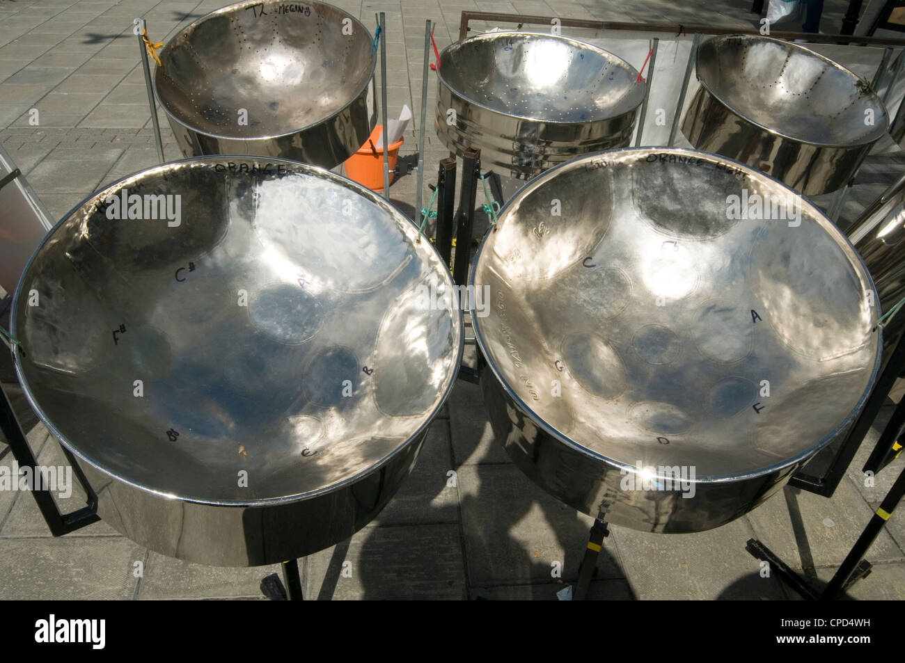 Steel drum instrument fotografías e imágenes de alta resolución - Alamy