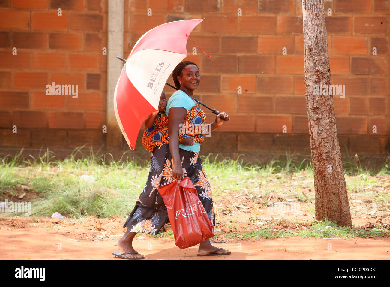Mujer africana que llevaba a su bebé sobre su espalda, Lomé, Togo, África occidental, África Foto de stock