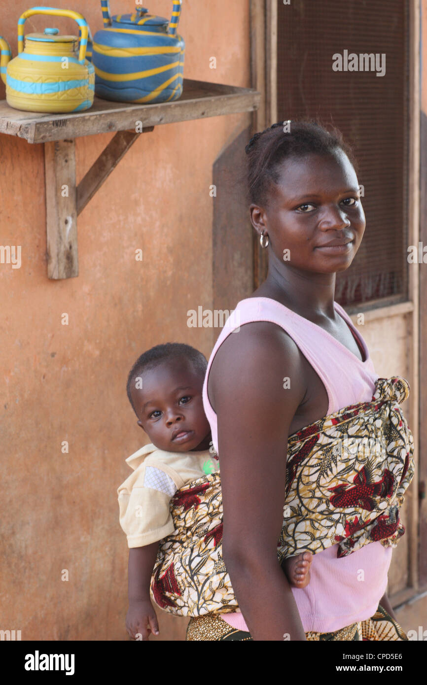 Mujer africana que llevaba a su bebé sobre su espalda, Lomé, Togo, África occidental, África Foto de stock