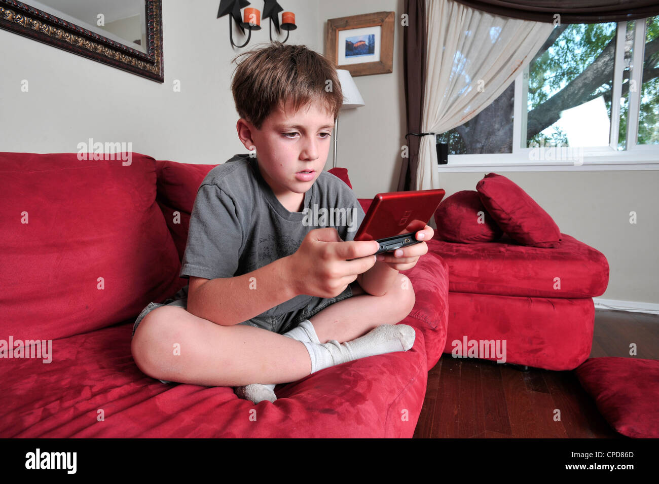Niño jugando con un Nintendo DS Foto de stock