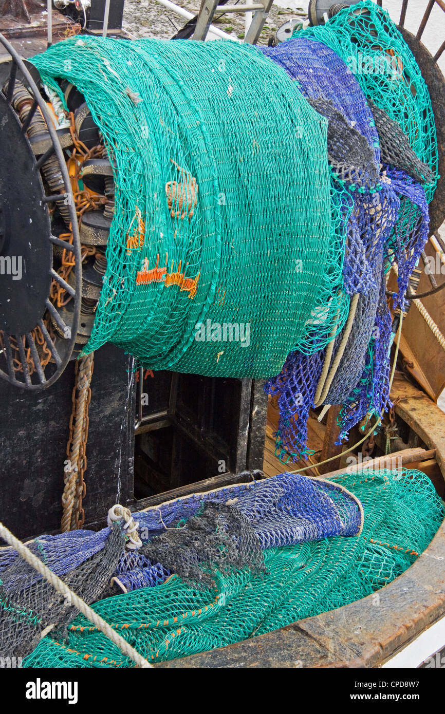 Redes de pesca en la popa de un arrastrero acoplado UK Foto de stock