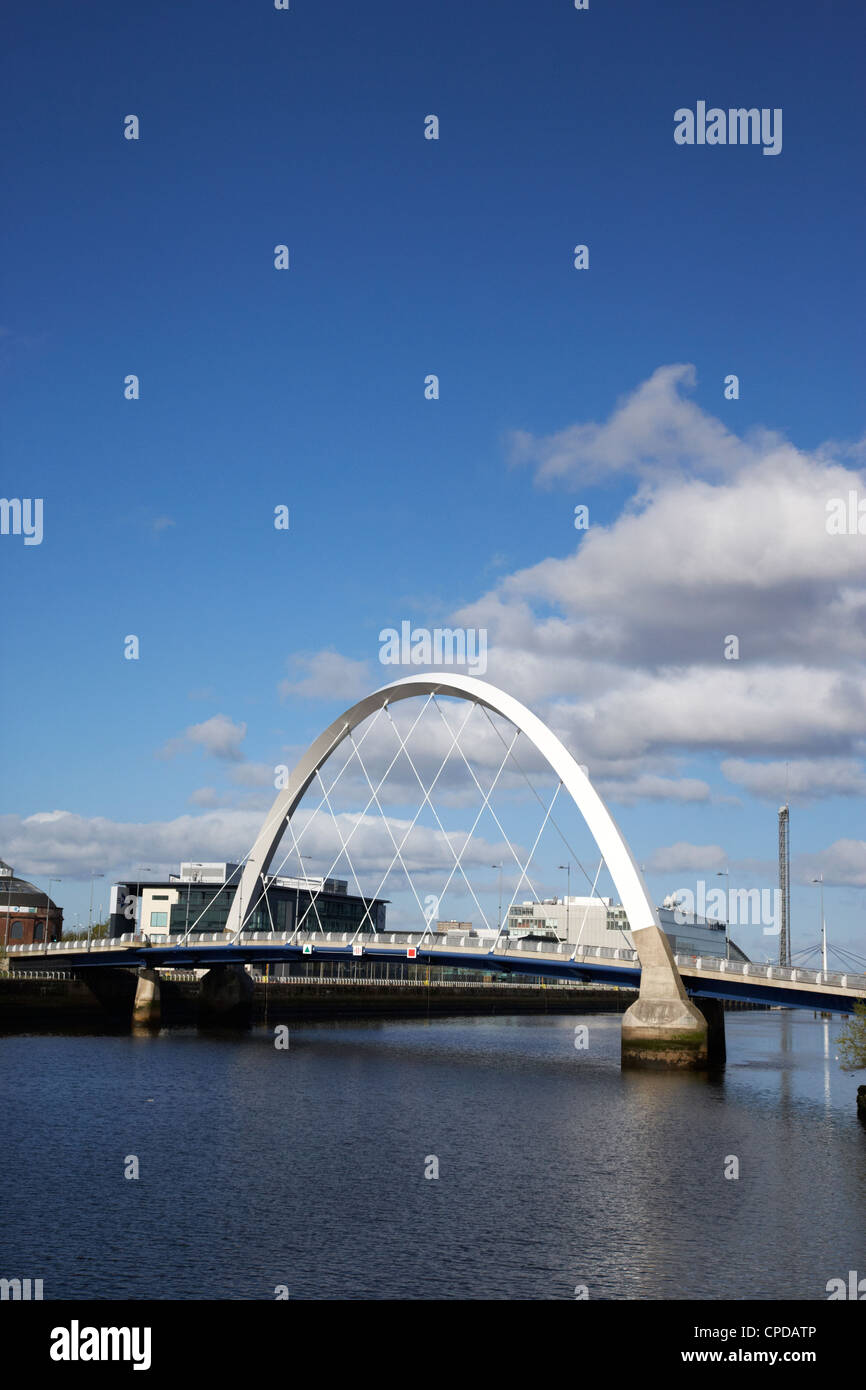 El Clyde Arc puente sobre el río Clyde en Glasgow Scotland Reino Unido Foto de stock